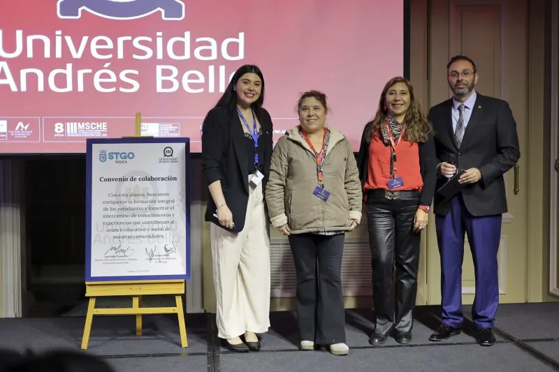 LANZAMIENTO DE SERVICIOS VOCACIONALES Y ACADÉMICOS UNAB Firma simbólica Convenio Municipalidad de Santiago