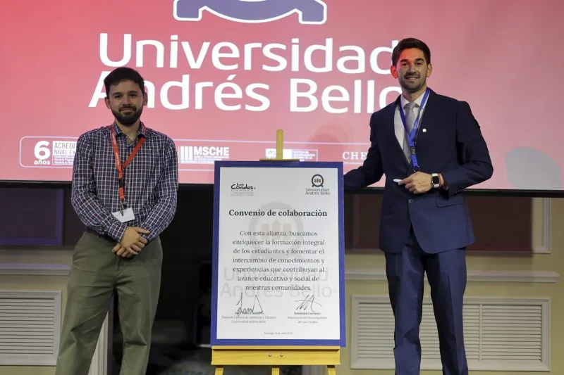 LANZAMIENTO DE SERVICIOS VOCACIONALES Y ACADÉMICOS UNAB Firma simbólica Convenio Municipalidad de Las Condes