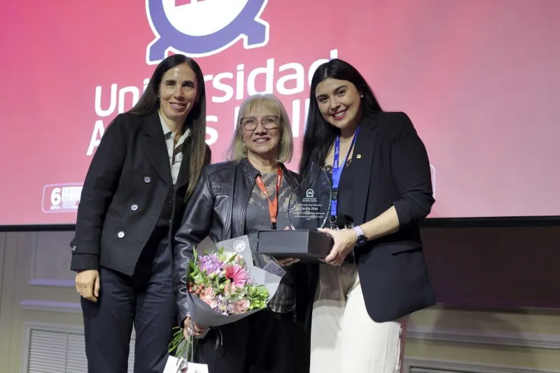 LANZAMIENTO DE SERVICIOS VOCACIONALES Y ACADÉMICOS UNAB Premio Liderazgo Educativo a Cecilia Diez, Colegio Academia de Humanidades