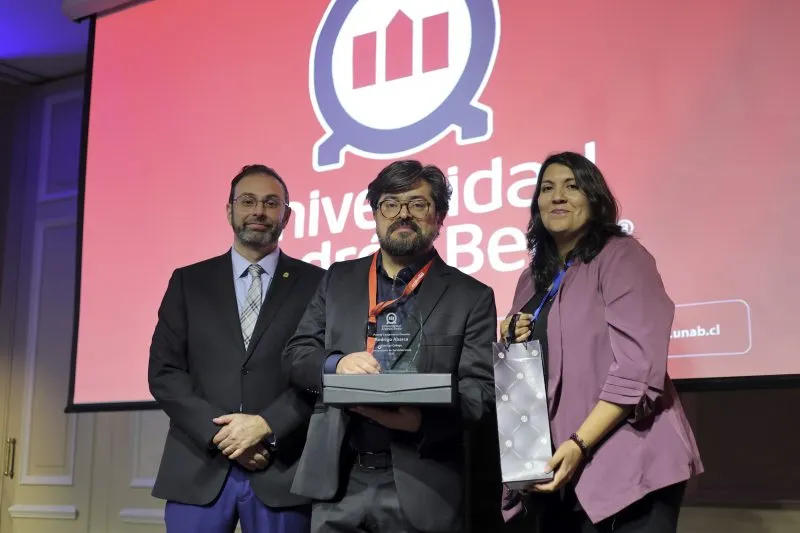 LANZAMIENTO DE SERVICIOS VOCACIONALES Y ACADÉMICOS UNAB Premio Liderazgo Educativo: Rodrigo Abarca, capitán de equipos de Debate en Español e Inglés Colegio Santiago College