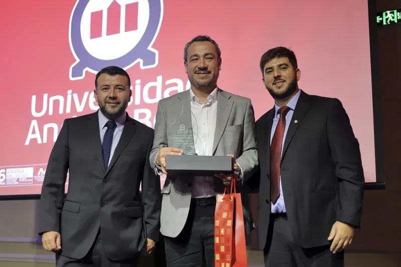 LANZAMIENTO DE SERVICIOS VOCACIONALES Y ACADÉMICOS UNAB Premio Liderazgo Educativo: Alejandro Flores, Capitán Equipo de Debate en Español Colegio San Ignacio Del Bosque