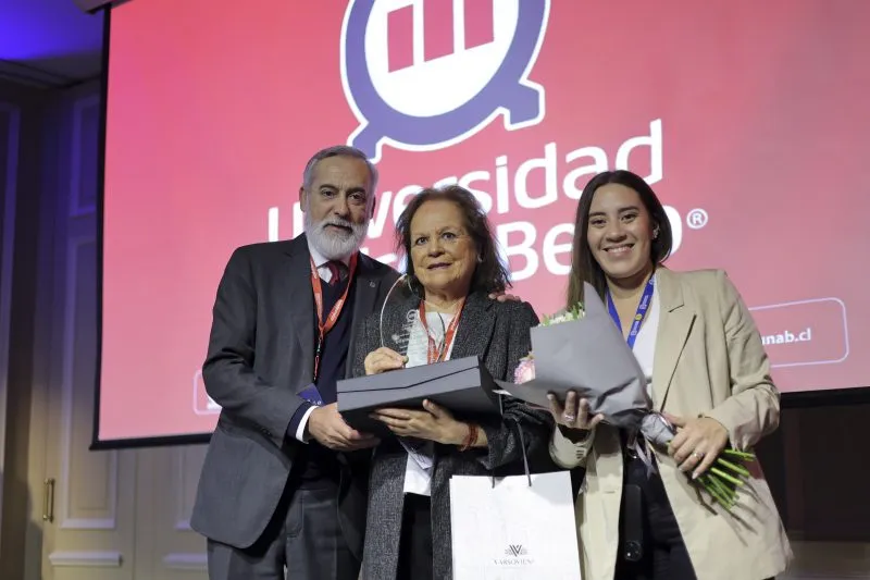 LANZAMIENTO DE SERVICIOS VOCACIONALES Y ACADÉMICOS UNAB Premio al Liderazgo Educativo: Ximena Peralta, Capitana de equipo de Debate colegio The Newland School Lo Barnechea